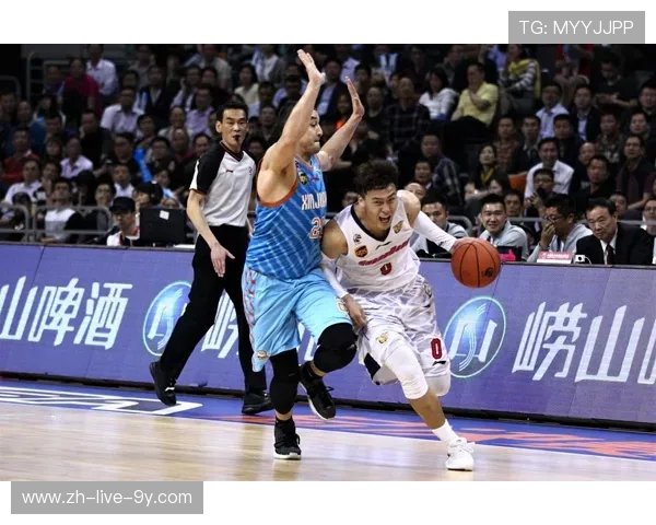 上海篮球队中路突破革新探索新战术提升球队整体实力与竞争力 上海篮球队中路突破革新探索新战术提升球队整体实力与竞争力