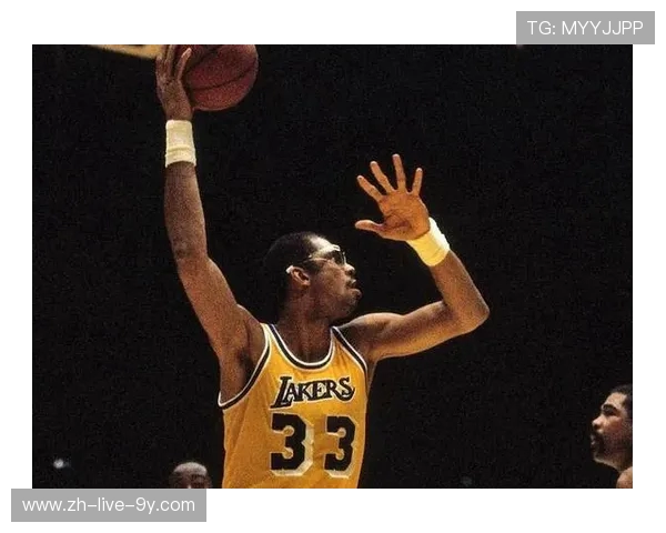 从天勾到传奇领袖卡里姆阿布杜尔贾巴尔的篮球人生与精神传承 从天勾到传奇领袖卡里姆阿布杜尔贾巴尔的篮球人生与精神传承